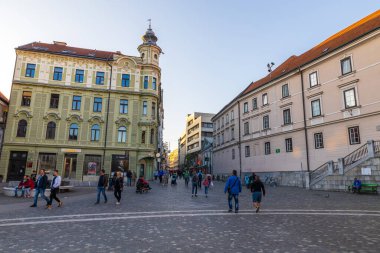 Ljubljana, Slovenya - Ekim 2019: Ljubljana 'nın tarihi merkezinin eski sokakları