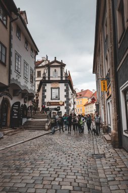 CESKY KRUMLOV, CZECH REPUBLIC.- Ekim 2019: Cesky Krumlov kasabasının güzel eski sokakları, popüler turistik merkezler
