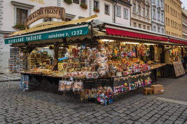 PRAG, CZECH REPUBLIC - Kasım 2019: Havel Market, Prag 'ın tarihi merkezindeki en ünlü sokak pazarı