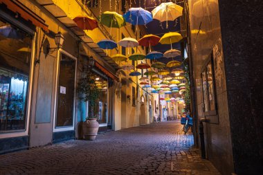 RAVENNA, İtalya - Ekim 2019: Ravenna 'nın tarihi merkezinde renkli şemsiyelerle süslenmiş sokak manzarası