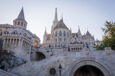 Budapeşte, Macaristan - Ekim 2019: Budapeşte 'deki ünlü Balıkçı Kalesi' ndeki gözlem güvertesinde turistler