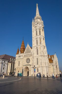 BUDAPEST, HUNGARY - Ekim 2019: Matthias Kilisesi Budapeşte 'deki ünlü tarihi bina Balıkçı Kalesi yakınlarındaki