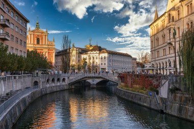 LJUBLJANA, SLOVENIA - Ekim 2019: Ljubljanica nehir manzarası şehrin tarihi merkezinde