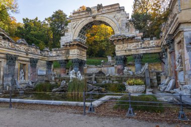 Viyana, Avusturya - Ekim 2019: Schonbrunn saray bahçelerinde Roma harabeleri 