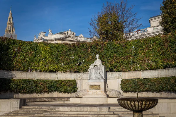 奥地利维也纳 2019年10月24日 维也纳市中心大众公园的蓝天 喷泉和雕塑景观 — 图库照片