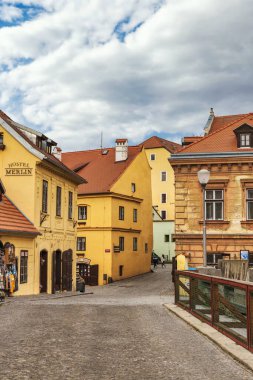 CESKY KRUMLOV, CZECH REPUBLIC.- Ekim 2019: Cesky Krumlov kasabasının güzel eski sokakları, popüler turistik merkezler