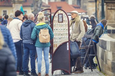 PRAG, CZECH REPUBLIC - Ekim 2019: Charles Köprüsü 'nde mücevher satan insanlar, Prag' ın ünlü turistik beldesi