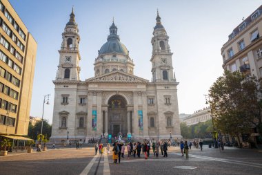 Budapeşte, Macaristan - Ekim 2019: Budapeşte 'deki ünlü turistik yer olan Aziz Stephen Bazilikası' nın önündeki insanlar