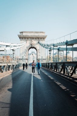 Budapeşte, Macaristan - Ekim 2019: Budapeşte 'deki ünlü Szechenyi Zinciri köprüsünden geçen insanlar