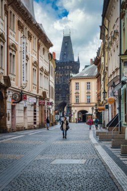Prag, Çek Cumhuriyeti - Ekim 2019: Prag 'ın tarihi sokaklarında barlar ve dükkanlar