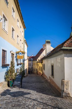 Bratislava, Slovakya - Ekim 2019: Bratislava şehrinin tarihi merkezindeki eski binalar