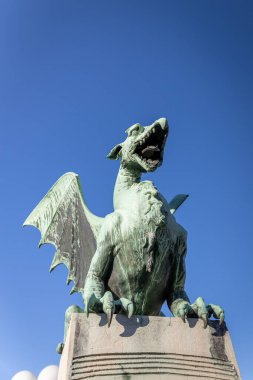Slovenya 'nın Ljubljana kentindeki ünlü ejderha köprüsünde ejderha heykeli