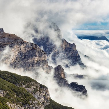 Fırtınalı bulutlarla kaplı kayalık dağlarla dramatik manzara, Dolomitler, İtalya