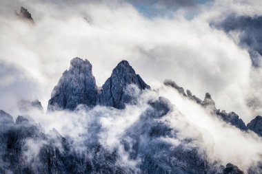 İtalya 'daki kayalık dağlarda bulutlar, Dolomitler, Tre Cime di Lavaredo