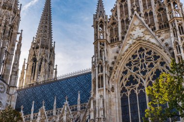 Viyana, Avusturya 'da ünlü gotik kilise cephesi ve mavi gökyüzü