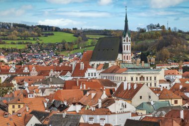 Cesky Krumlov 'un çatı manzarası ve yüksek St. Vitus kilisesi, Çek Cumhuriyeti' nin ünlü eski turistik kasabası.