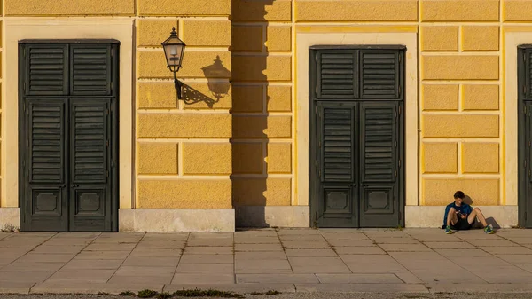 Vídeň Rakousko Říjen 2019 Mladík Sedící Hlavní Budovy Zámku Schonbrunn — Stock fotografie