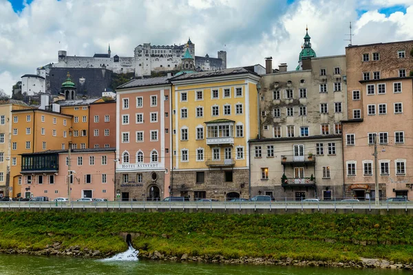 Salzburg Αυστρια Νοεμβριοσ 2019 Κάστρο Του Σάλτσμπουργκ Και Κτίρια Τραπεζών — Φωτογραφία Αρχείου