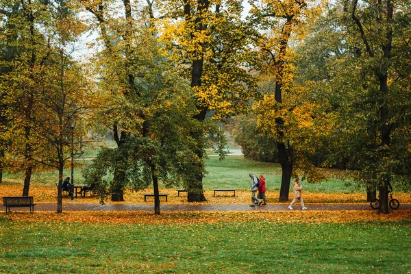 Pessoas Andando Parque Letna Temporada Outono Praga República Checa — Fotografia de Stock