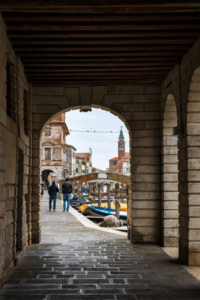 Úzké Ulice Kanálu Barevné Budovy Chioggia Veneto Itálie — Stock fotografie