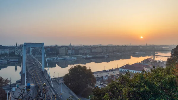 Sunrise Panoramiczny Widok Miasto Budapeszt Dunaj Mostem Elizabeth Promów Wycieczkowych — Zdjęcie stockowe