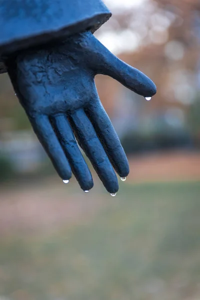 Hand Der Statue Mit Wassertropfen Auf Den Fingern Nach Dem — Stockfoto