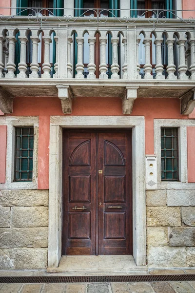Старая Деревянная Дверь Балкон Традиционном Итальянском Доме — стоковое фото