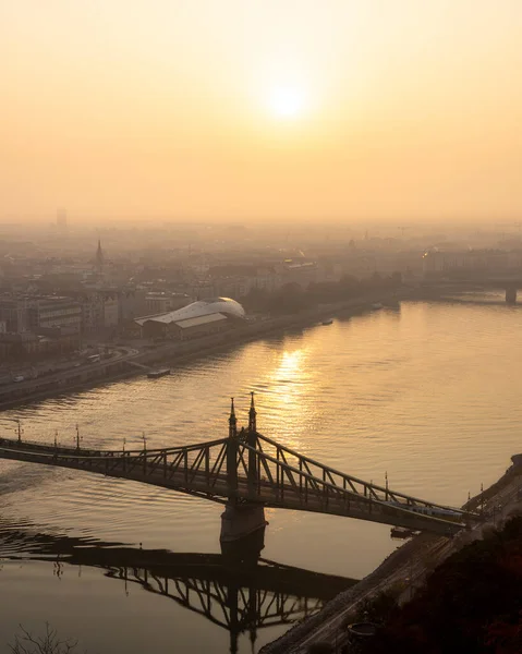Ciepły Wschód Słońca Obraz Budapesztu Widokiem Most Liberty Refleksji Dunaju — Zdjęcie stockowe