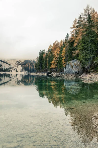 Célèbre Lac Lago Braies Italie Sur Temps Brumeux Avec Beaux — Photo