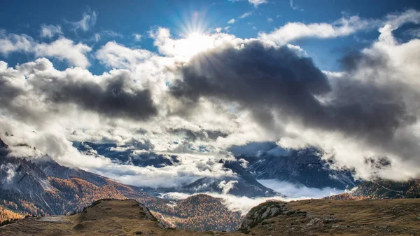 Vista Incrível Vale Temporada Outono Dolomitas Com Sol Brilhando Através — Fotografia de Stock