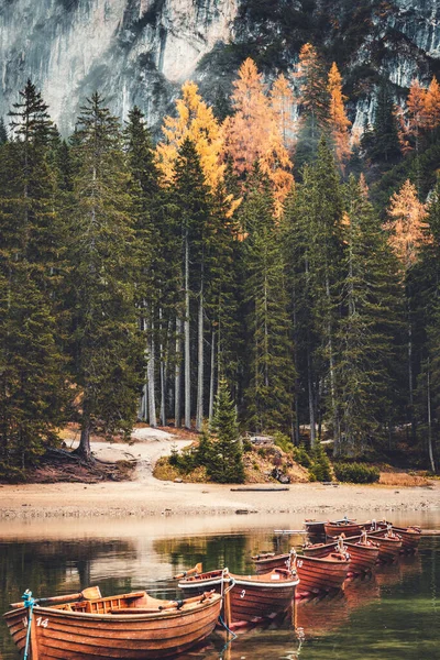 秋天白云石翡翠湖上的木船 — 图库照片
