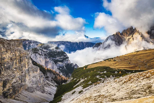 Скалистые Горы Италии Облачным Небом Доломиты Tre Cime Lavaredo Стоковое Изображение