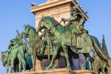 Güneşli bir günde Budapeşte 'deki Heroes Meydanı' ndaki güzel anıtlar