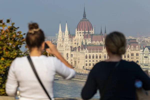 Touristes Faisant Des Photos Parlement Hongrois Autre Côté Danube Budapest — Photo