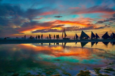 Boracay Plajı Günbatımı Filipinler canlı renkler 
