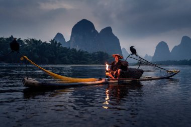 Çin 'deki Guilin şehri: Kasım 2019: Geleneksel Karabatak balıkçısı 