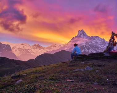 Mardi Himal Machapuchare 'nin Nepal' deki kuyruk zirvesinin göz kamaştırıcı gün doğumu görüntüsü                                  