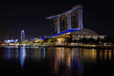 Singapur 'un son derece kentleşmiş ada-şehir-eyalet Singapur' unun güzel gece manzarası