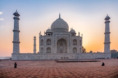 Fildişi ve beyaz mermer mozolesi olan muhteşem gün batımı manzarası. Taj Mahal, Agra, Hindistan 'da dünya harikalar diyarı.