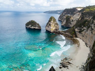 Endonezya 'nın Bali Adası' nın güneydoğusundaki Nusa Penida 'da inanılmaz bir sahil dronu görüntüsü.