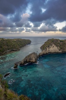 Endonezya 'nın Bali Adası' nın güneydoğusundaki Nusa Penida 'da Atuh plajı drone görüntüsü.