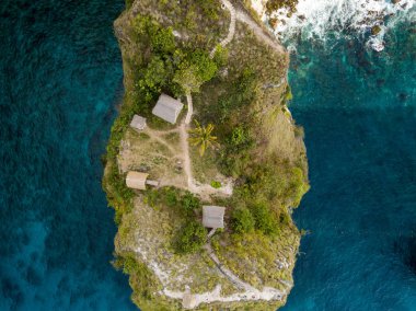 Endonezya 'nın Bali Adası' nın güneydoğusundaki Nusa Penida 'da güzel bir turkuaz plaj dronu manzarası.
