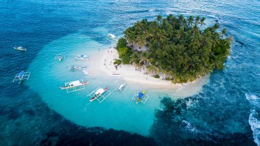 Filipinler 'in Siargao kentindeki Guyam Adası' nda güzel bir manzara.
