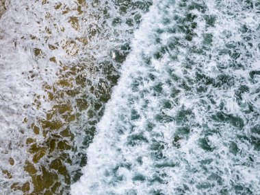 Sahilde su dalgaları