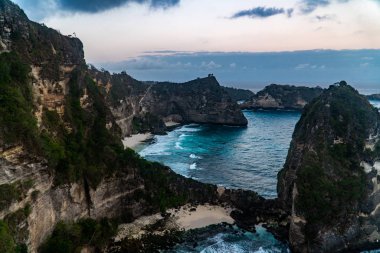 Endonezya 'nın Bali Adası' nın güneydoğusundaki Nusa Penida 'da güzel bir turkuaz plaj dronu manzarası.