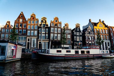 Hollanda 'da eski binalar ve kanallarla Amsterdam manzarası