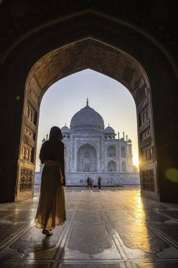 Güneş doğarken dünya harikası Taj Mahal