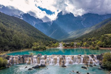 Yeşim Ejder Kar Dağı 'ndaki güzel Mavi Ay Vadisi, Lijiang Yunnan Çin
