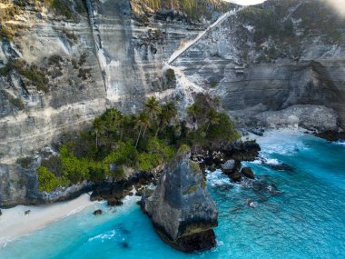 Endonezya 'nın Bali Adası' ndaki Nusa Penida plajında turkuaz suyu bulunan muhteşem kayalar ve kayalıklar.