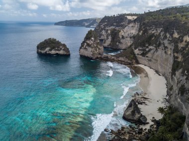 Endonezya, Nusa Penida 'daki Broken Beach' teki beyaz kumsalda inanılmaz turkuaz su.